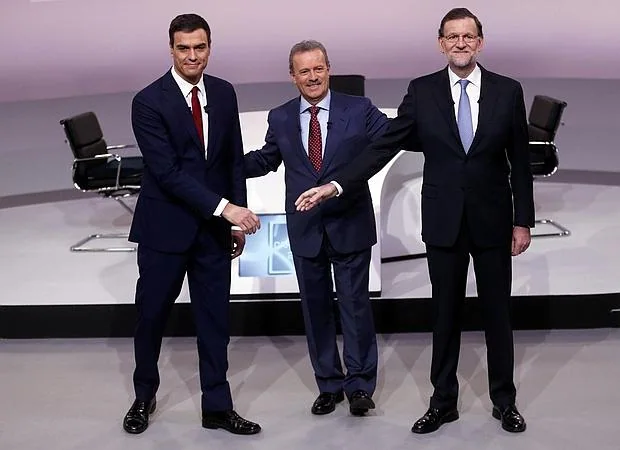 Sánchez, Campo Vidal y Rajoy se saludan al inicio del debate