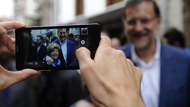 Una foto realizada a Mariano Rajoy con una seguidora durante la campaña