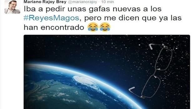 Rajoy cuelga en Twitter una foto con sus gafas flotando por el espacio