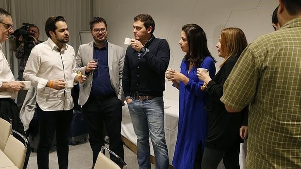 El presidente de Ciudadanos, Albert Rivera , tomando un café poco antes de presidir euna reunión del Comité de Campaña de su formación