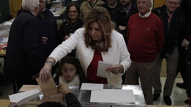 Susana Díaz ejerciendo su derecho a voto este domingo