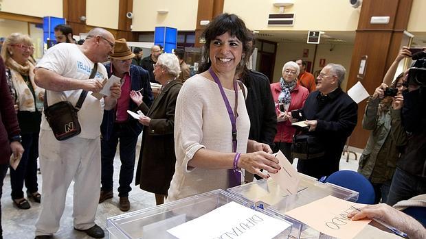 Teresa Rodríguez se congratula por la «amplia derrota» del PP y destaca que «el bipartidismo ha muerto»