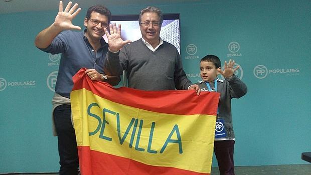 Zoido, con sus hijos, celebrando el resultado