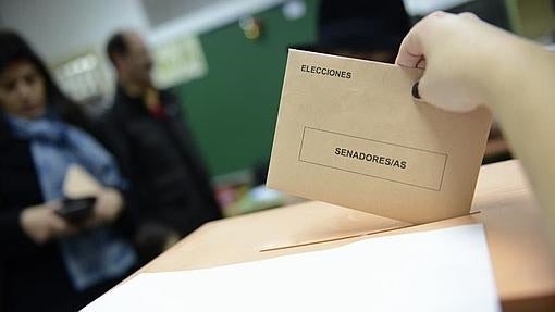 Una mujer deposita su voto