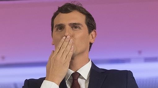 Albert Rivera saluda a los simpatizantes de Ciudadanos tras conocer los resultados