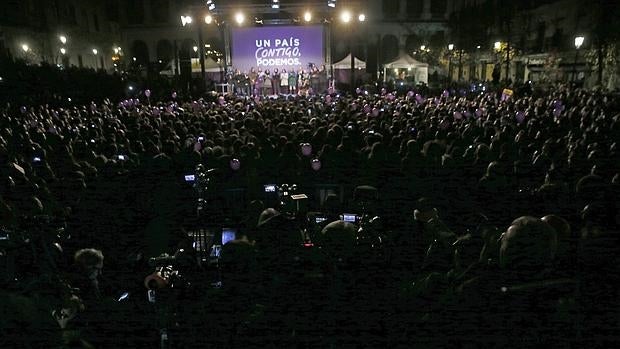 Fiesta de Podemos en la plaza del Reina Sofía