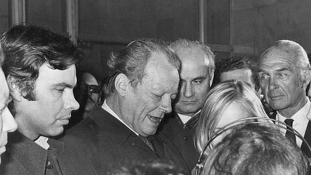 Felipe González recibe en Barajas a Willy Brandt en diciembre de 1976