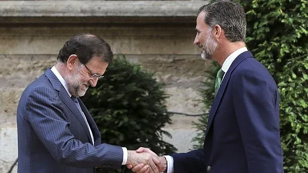 Mariano Rajoy, en uno de sus despachos con Don Felipe