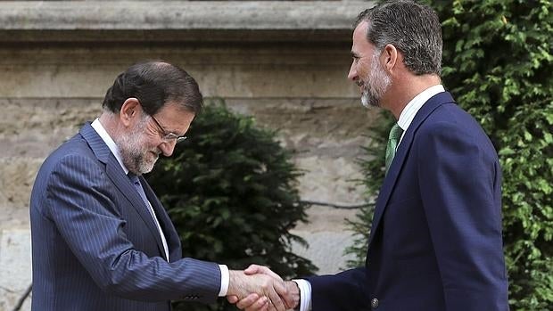 Mariano Rajoy, en uno de sus despachos con Don Felipe