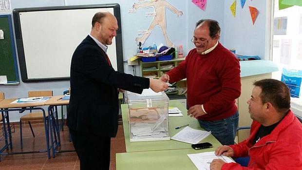 Antonio Paradas, votando, El Rubio