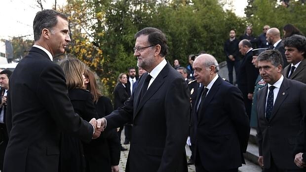 El Rey saluda a Mariano Rajoy en el funeral por los policías asesinados en Kabul