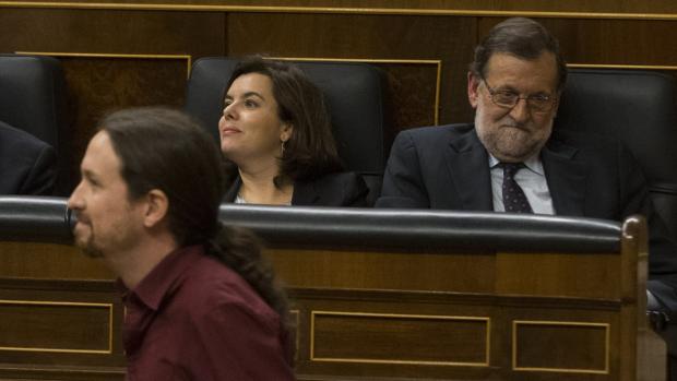Pablo Iglesias pasa por delante de Mariano Rajoy y Soraya Sáenz de Santamaría, en el Congreso