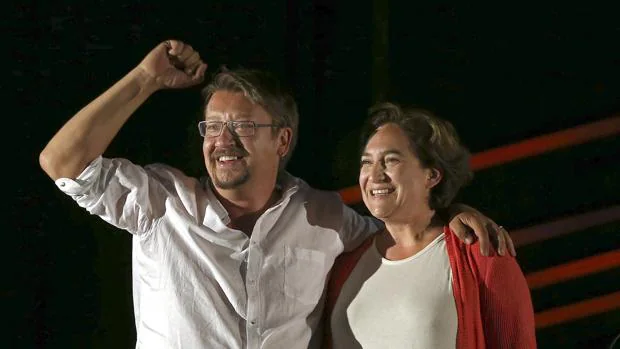 Xavier Domenech, candidato de En Comú Podem al Congreso, y la alcaldesa de Barcelona, Ada Colau