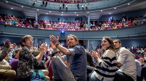 Mari Ángeles en un acto junto a Pablo Iglesias