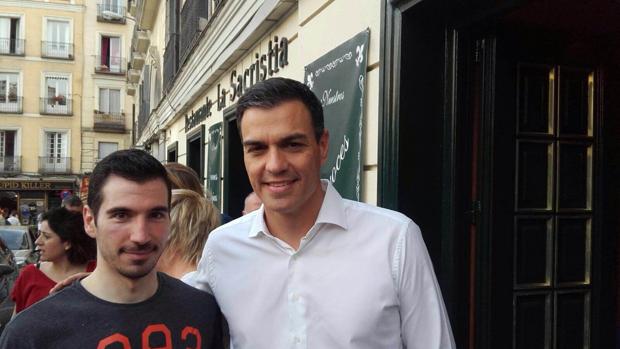 Juan Fran, militante del PSOE, junto a Pedro Sánchez