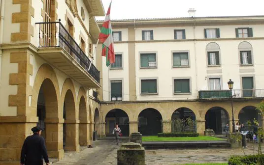 En el Ayuntamiento de Amorebieta se incumple la ley de banderas