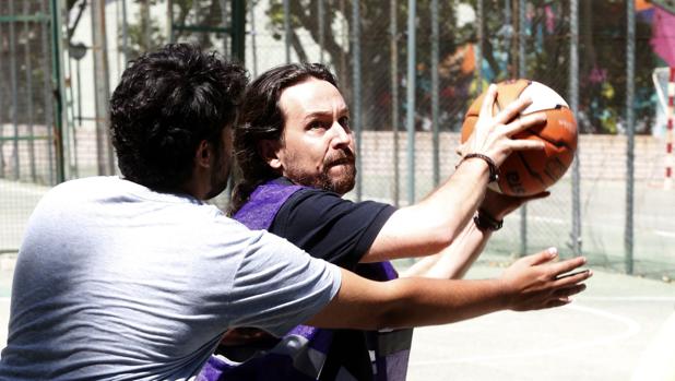 Pablo Iglesias, de pachanga futbolera el día de reflexión