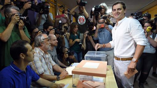 El candidato de Ciudadanos, Albert Rivera, vota en el Colegio Santa Marta de l'Hospitalet de Llobregat