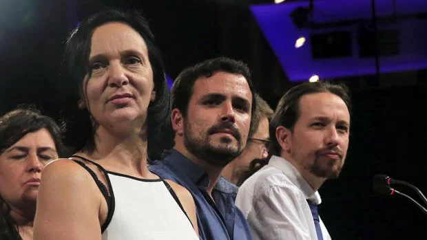 Alberto Garzón (centro), flanqueado por Carolina Bescansa y Pablo Iglesias, ambos de Podemos