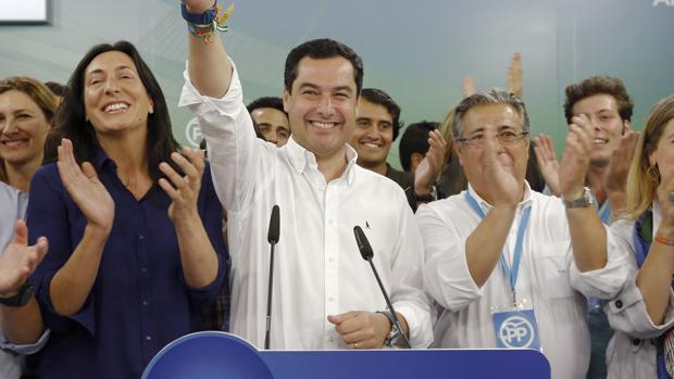 Juanma Moreno, flanqueado por la plana mayor del PP de Andalucía