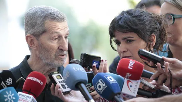 Julio Rodríguez y Teresa Rodríguez responden a las preguntas de los medios