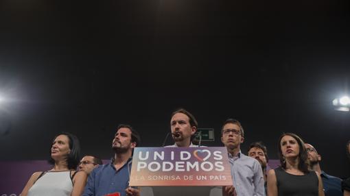 Los dirigentes de Unidos Podemos no ocultaron su descontento tras el 26-J