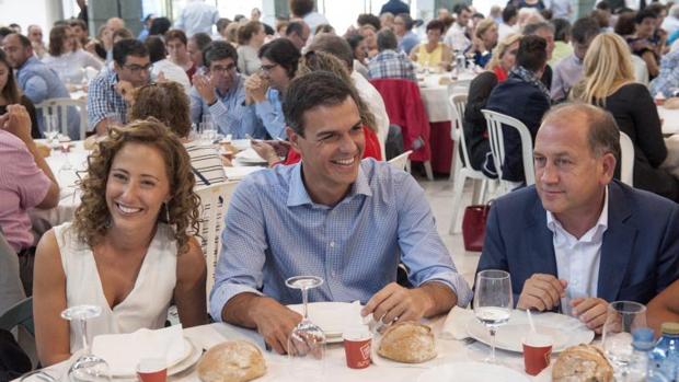 Pedro Sánchez, junto al candidato Leiceaga y Noela Blanco, en una comida-mitin en Orense