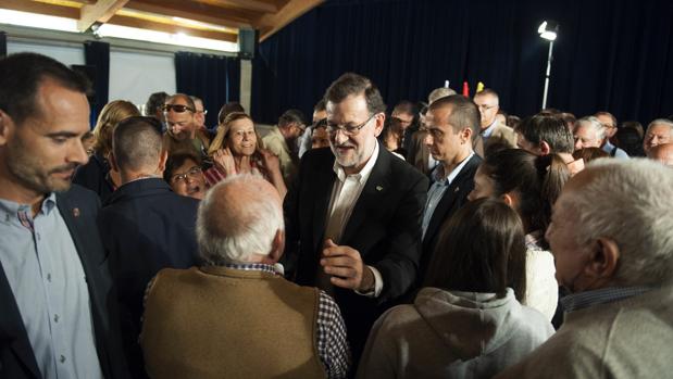 Mariano Rajoy, durante su paseo la localidad pontevedresa