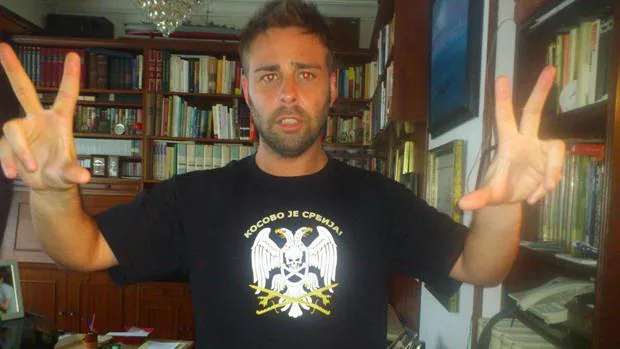 El candidato de Ciudadanos Galicia Antonio Landeira posa con una camiseta con lemas radicales