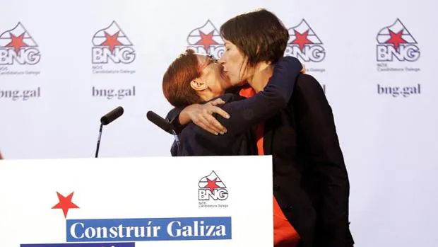 Ana Pontón (d), candidata a la Xunta de Galicia por el BNG, besa a Rosana Pérez durante el acto en Ferrol