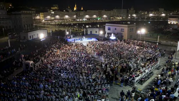 El candidato popular habla para más de 5.000 personas en la explanada del Palexco coruñés