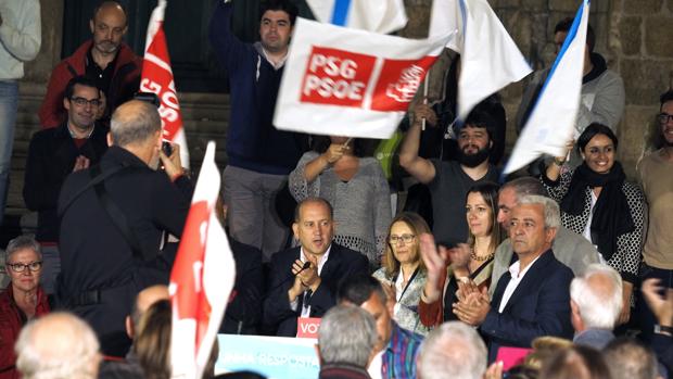 El candidato Leiceaga arropado por los dirigentes lucenses en la Plaza de Santa María