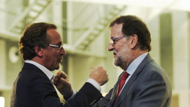 Alonso y Rajoy, este viernes en Vitoria, en el cierre de campaña electoral
