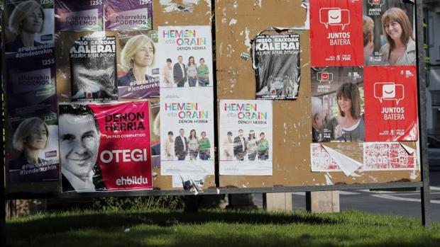 Una valla con diferentes opciones políticas en una calle de Bilbao donde este próximo domingo 25 de septiembre se celebran las elecciones al Parlamento vasco