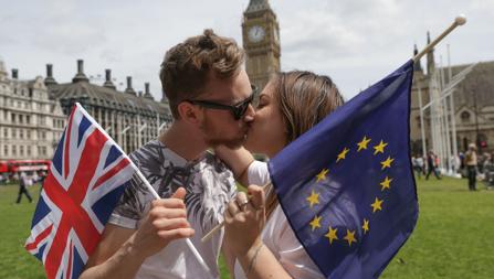 Una pareja se besa en apoyo de la permanencia del Reino Unido en la UE, antes del referéndum del Brexit