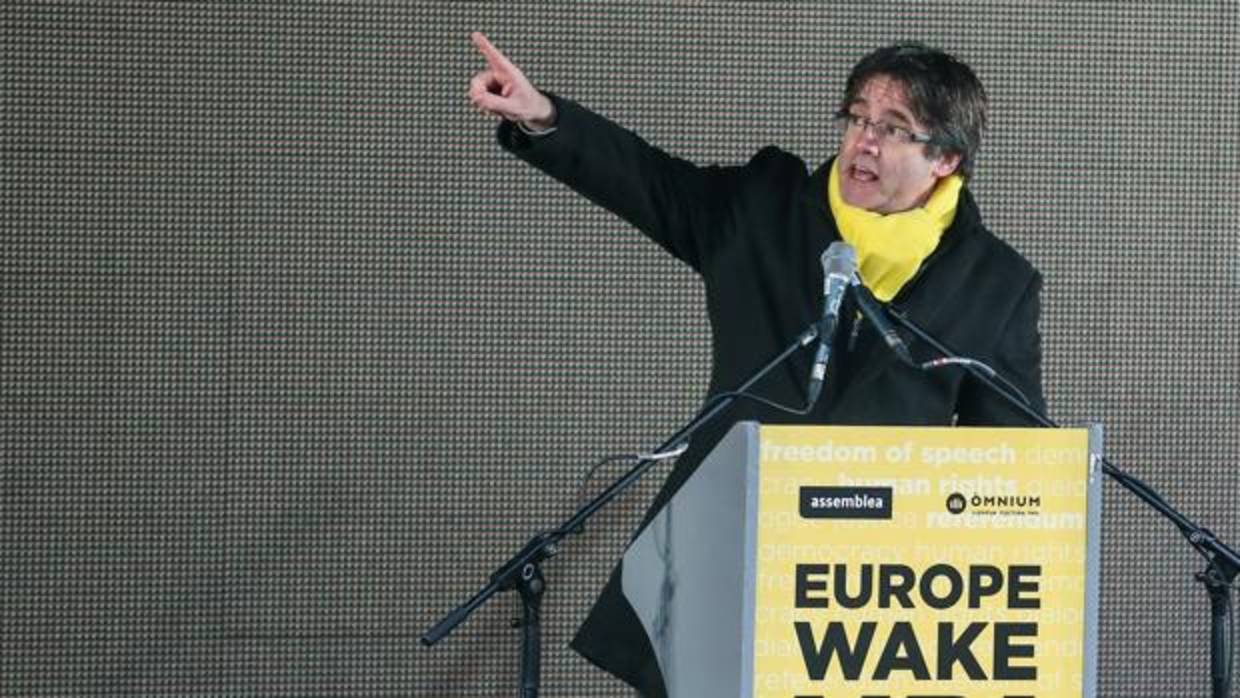 Carles Puigdemont pronuncia su discurso durante la manifestación independentista en Bruselas