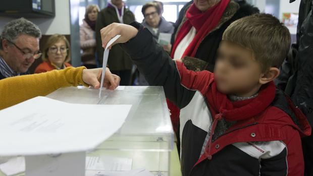 por favor confirmar historia innovación Las elecciones no son un juego de niños: solo los adultos pueden introducir  el voto en las urnas