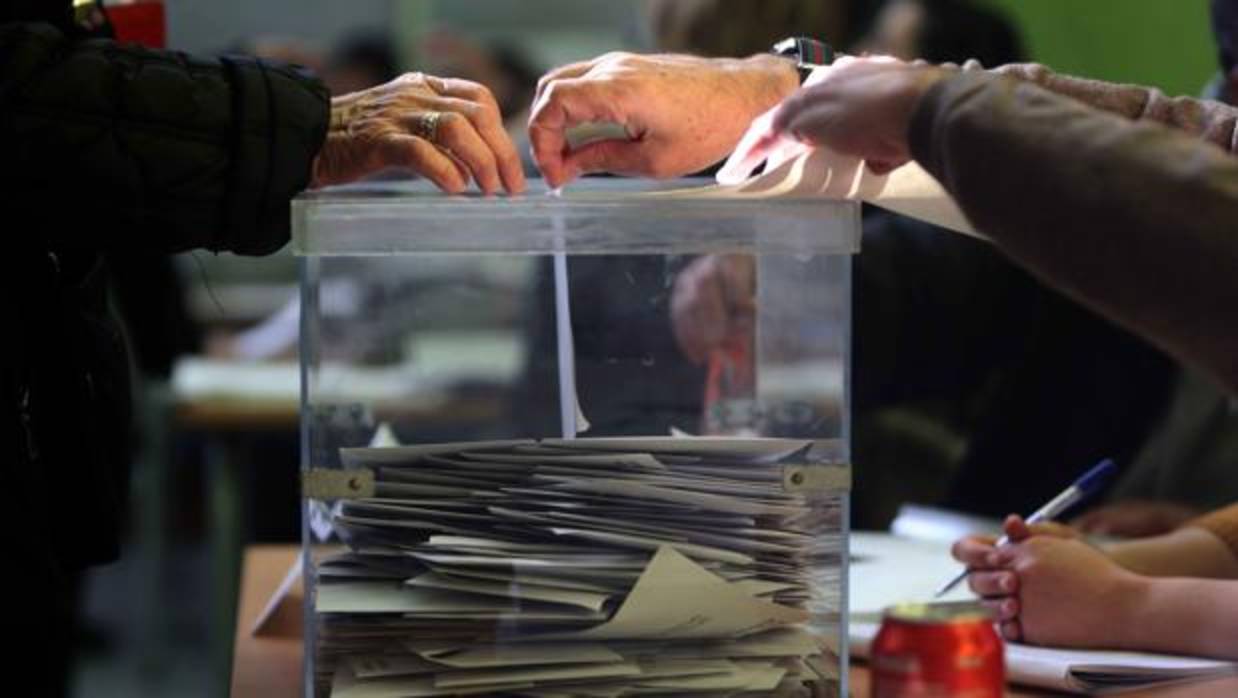 Una ciudadana ejerce su derecho a voto en el colegio Jaume I del barrio de Sants de Barcelona en las elecciones catalanas