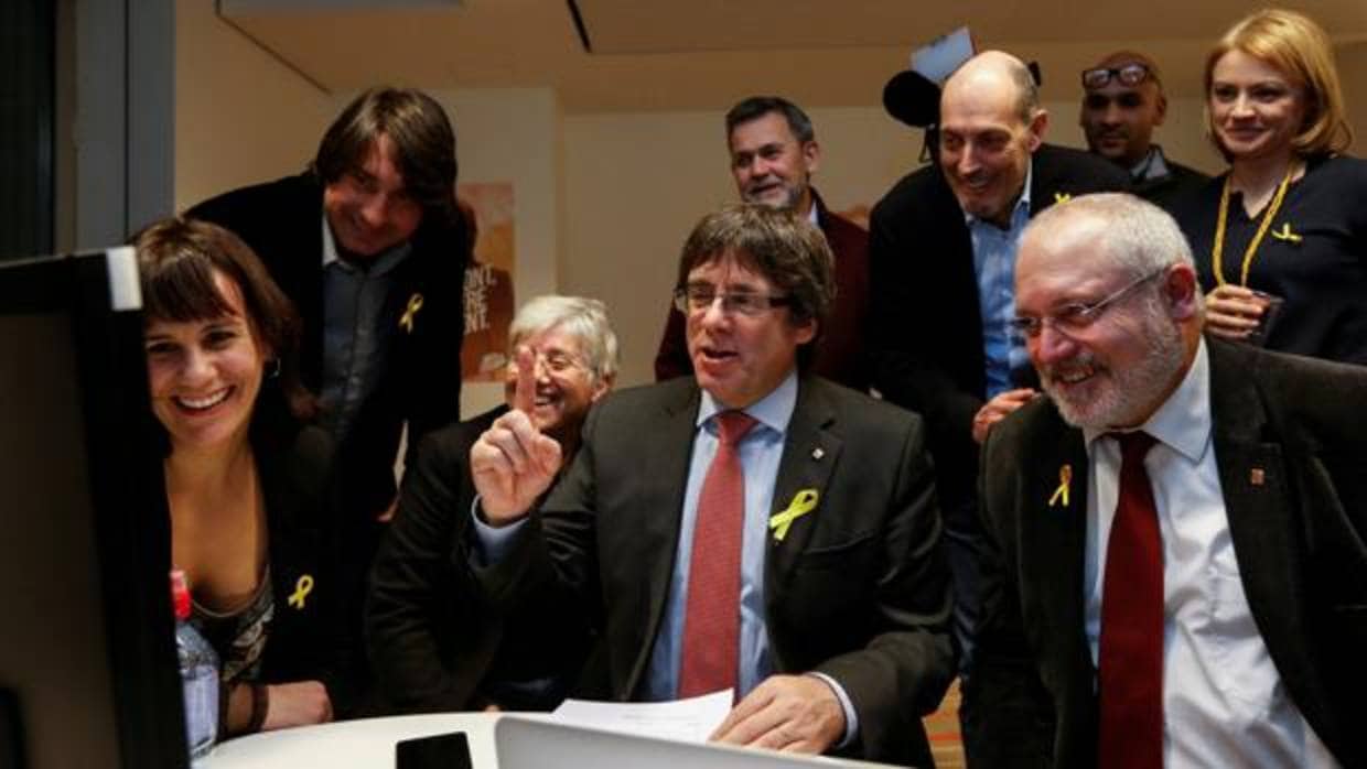 Puigdemont y los exconsejeros huidos miran los resultados de las elecciones catalanas del 21D