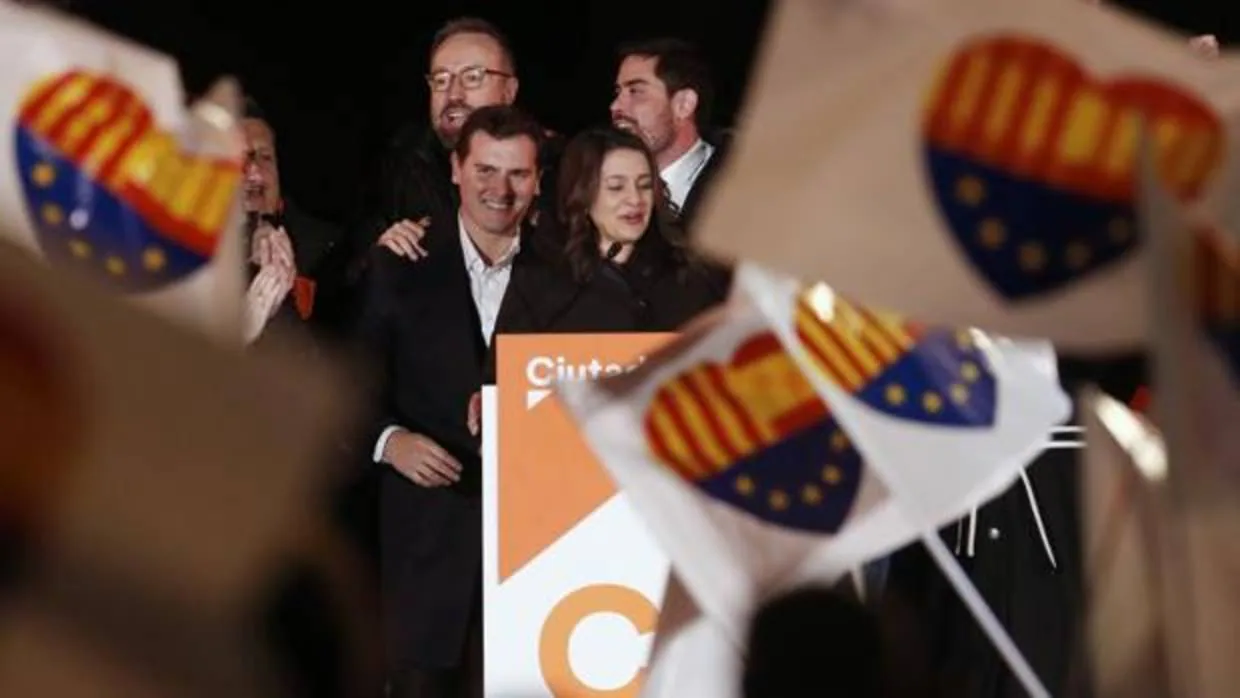 Simpatizantes de Ciudadanos celebran la victoria de Arrimadas en las elecciones catalanas