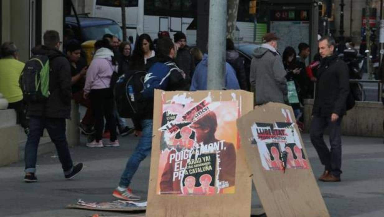 Restos de carteles electorales en las calles de Barcelona, este viernes