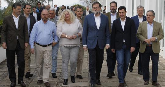 Antonio del Castillo, padre de Marta del Castillo y María del Mar Bermúdez, madre de Sandra Palo, junto a miembros del Partido Popular como el exministro de Justicia Rafael Catalá, el expresidente Mariano Rajoy, el candidato del PP a la Junta, Juanma Moreno y el exministro del Interior Juan Ignacio Zoido