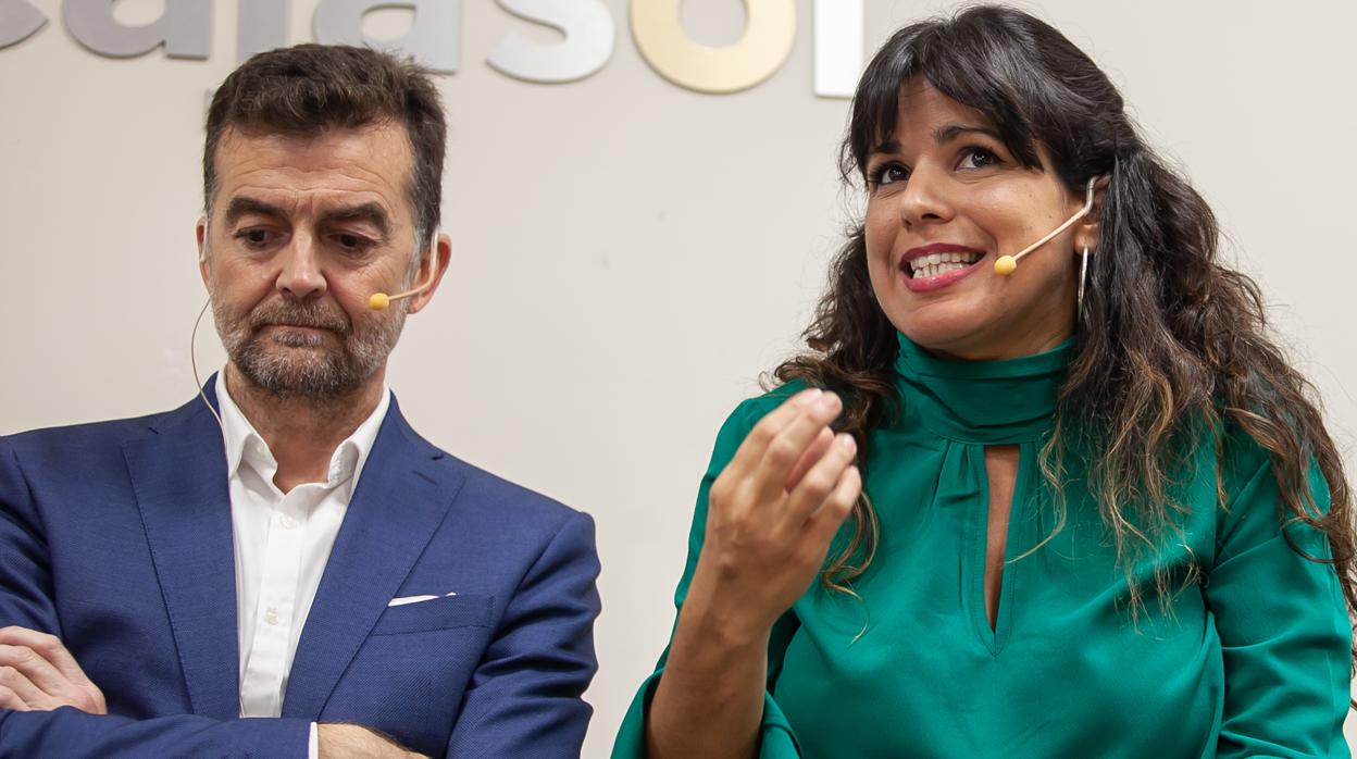 Antonio Maíllo y Teresa Rodríguez este jueves en un desayuno informativo esta mañana en Sevilla