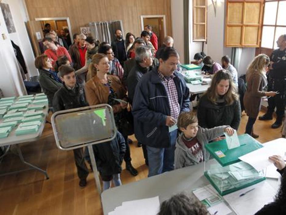Ciudadanos votando en un colegio electoral