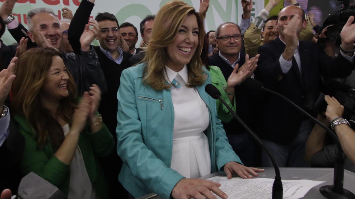 Susana Díaz es aclamada por miembros de su partido tras su triunfo en las elecciones de 2015