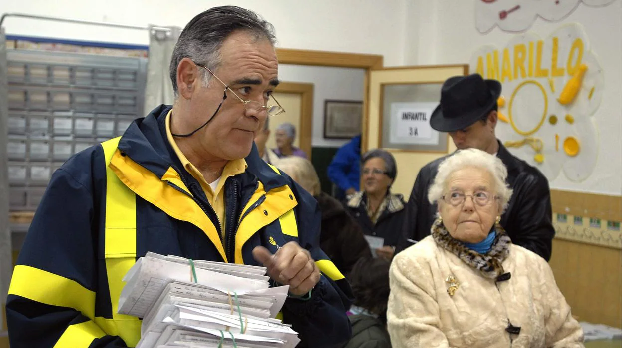 Un funcionario de Correos entrega los votos en una cita electoral andaluza