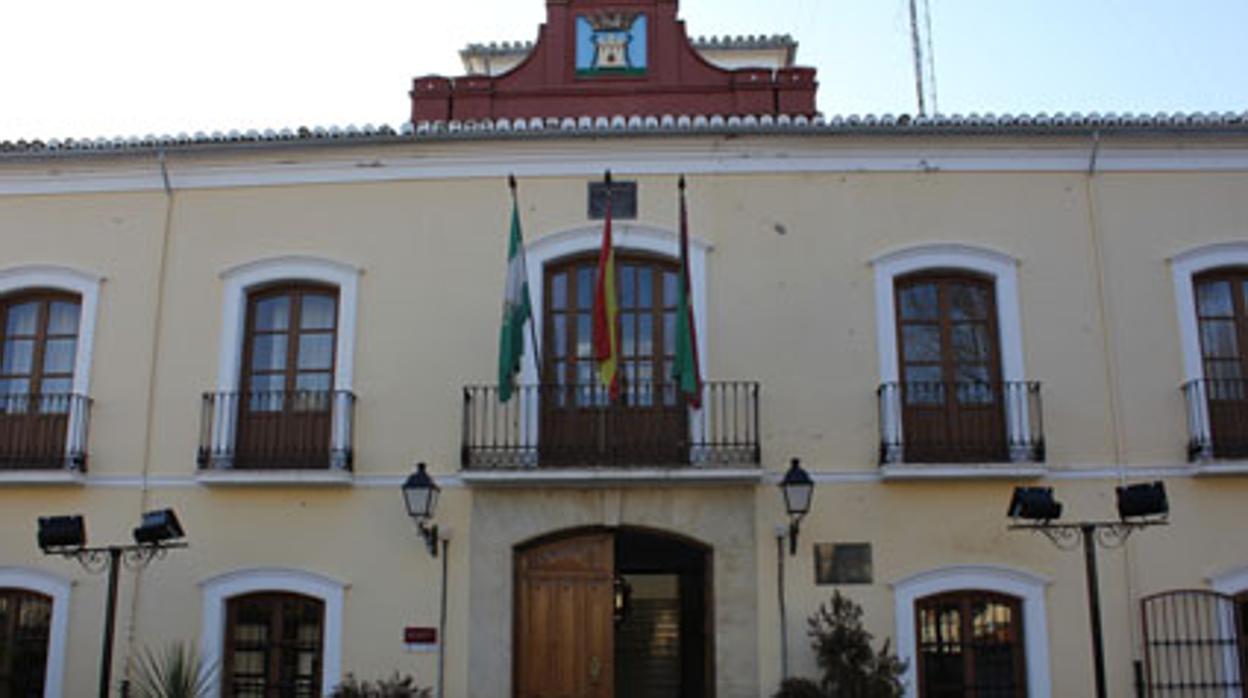 Fachada del Ayuntamiento de Alhama de Granada donde iba a celebrarse el acto electoral del PSOE