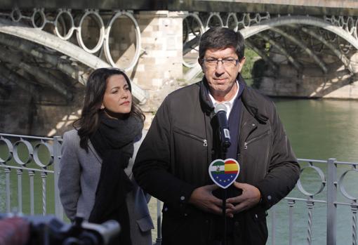 Marín e Inés Arrimadas pasean por el barrio de Triana, donde «se palpa» las «ganas» de votar en las andaluzas