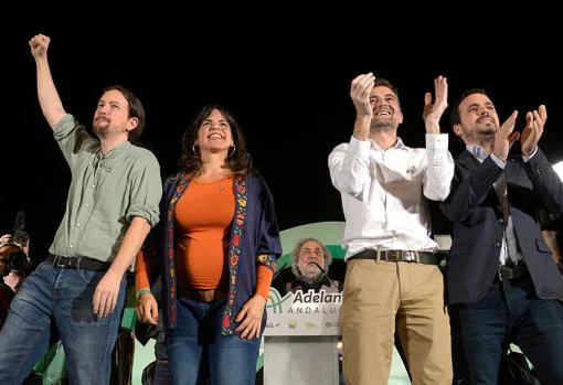 Pablo Iglesias, Teresa Rodríguez, Antonio Maíllo y Alberto Garzón, en un mitin en Sevilla