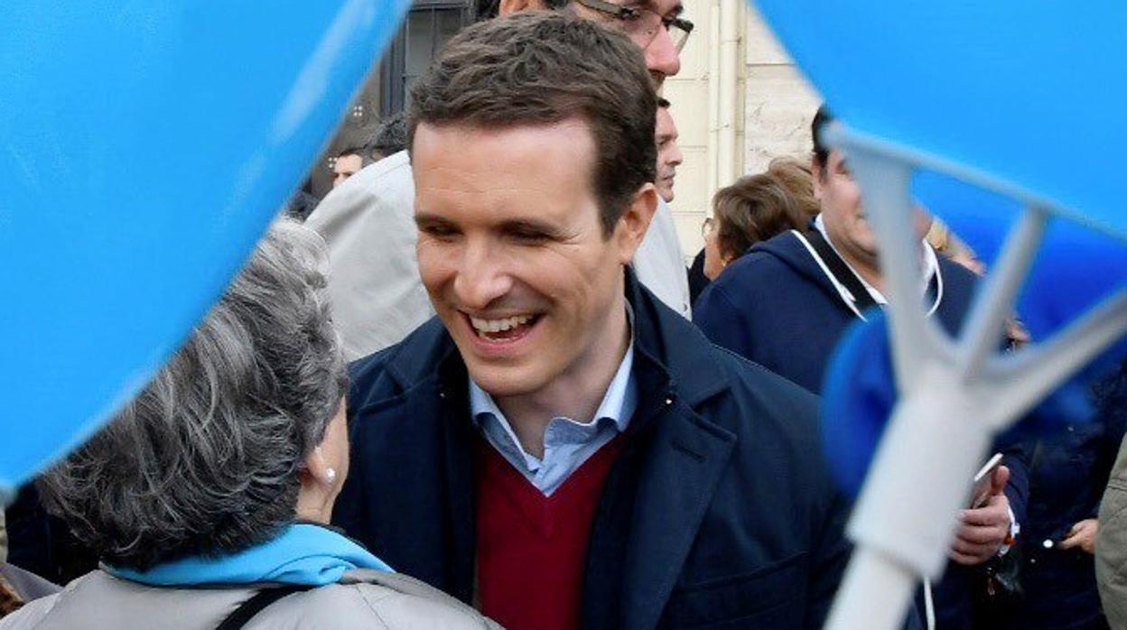 Pablo Casado conversa con una mujer durante un paseo realizado por el centro del municipio almeriense de Adra